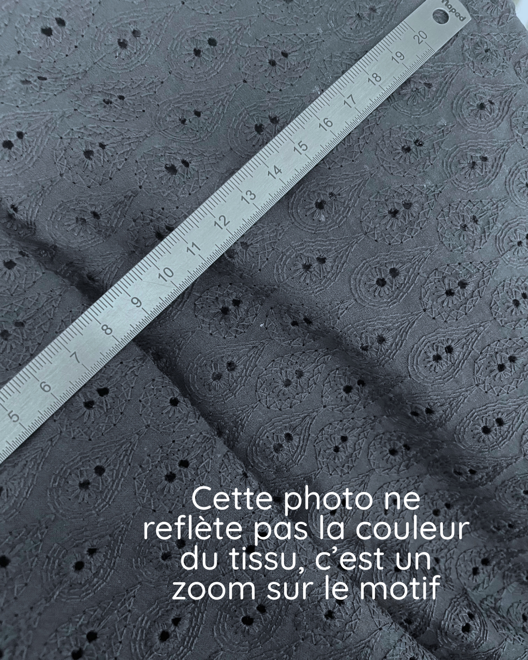 Coupon de Broderie anglaise bleu marine 1m40