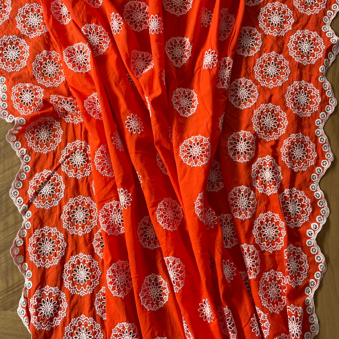 Coupon coton brodé - Orange et Blanc cassé