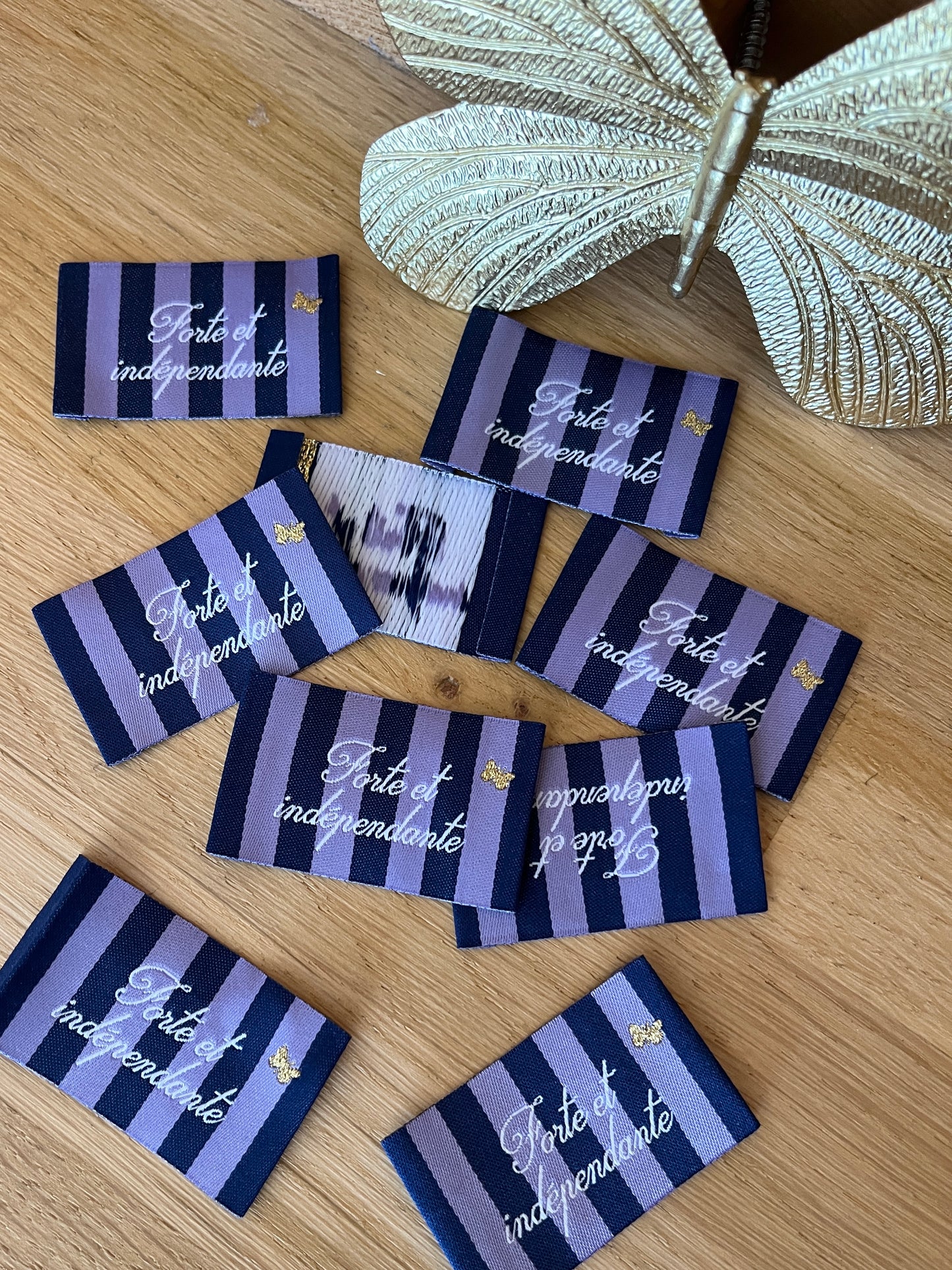 Étiquettes tissées "Forte et indépendante"