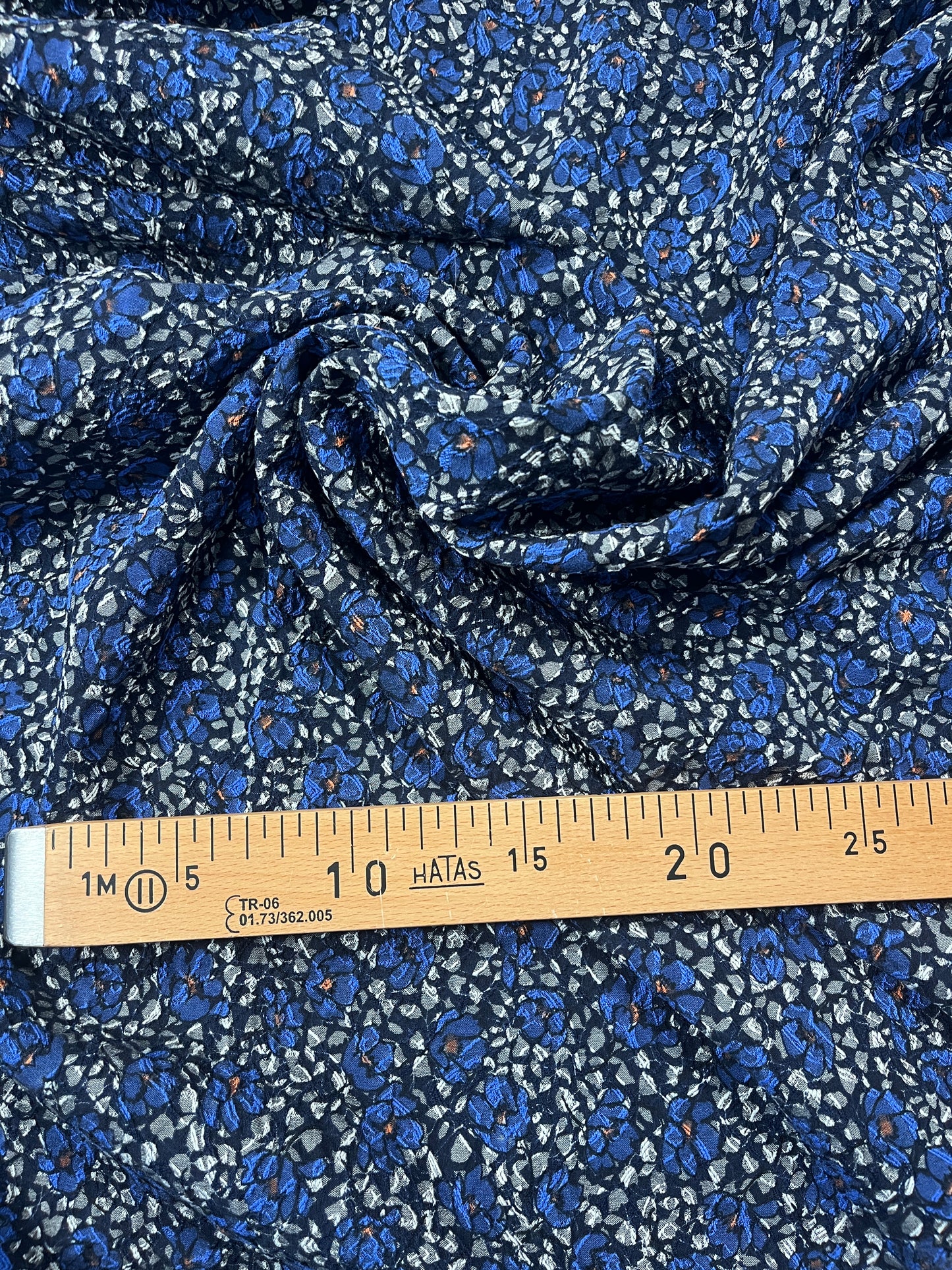 Coupon Tissu Viscose gaufré fleuri  1m90