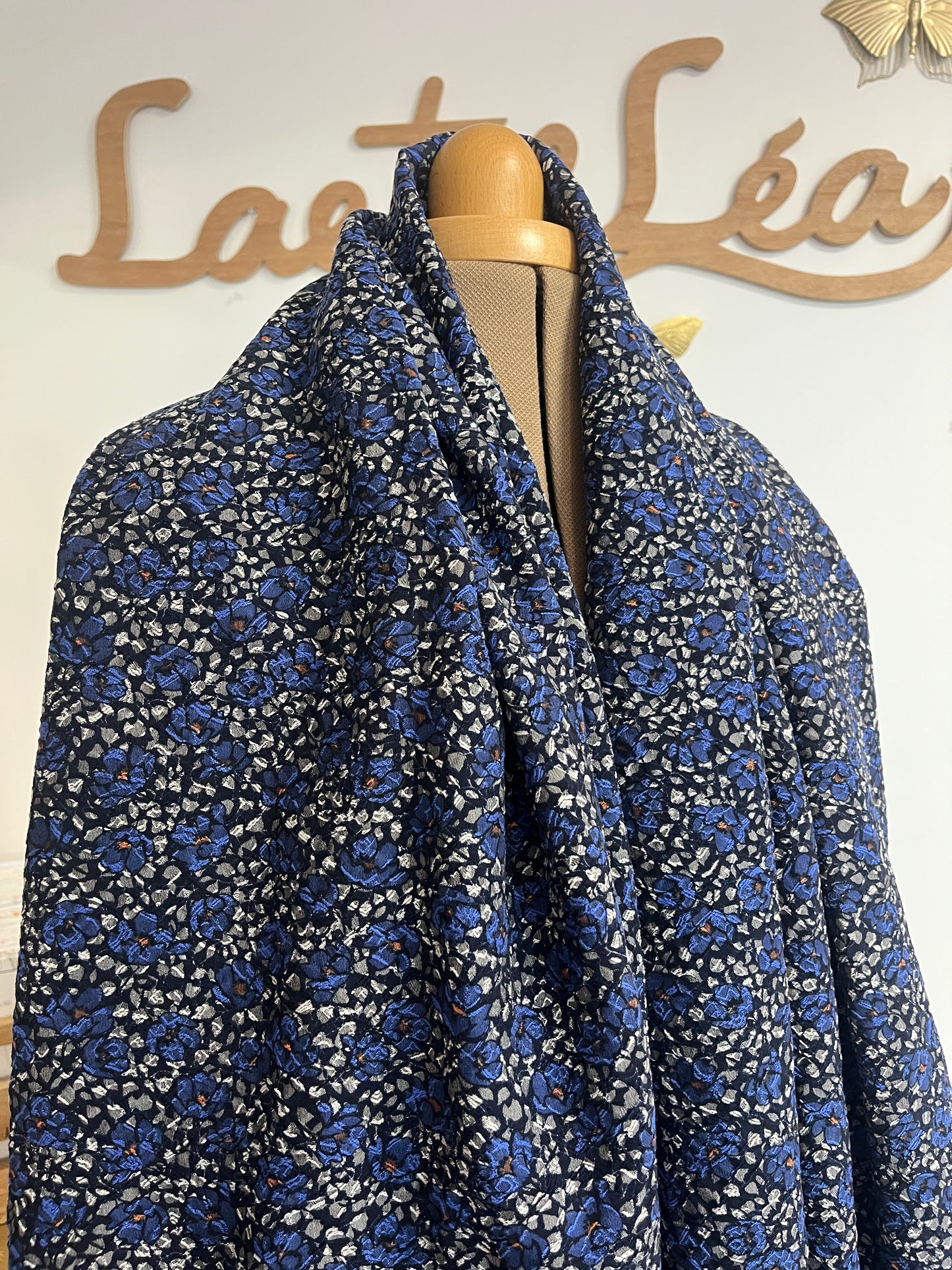 Coupon Tissu Viscose gaufré fleuri  1m90